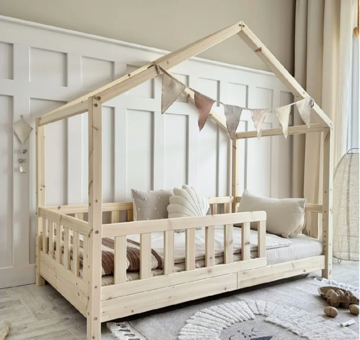 Domčeková drevená posteľ Housebed Gabby 120 × 200 cm